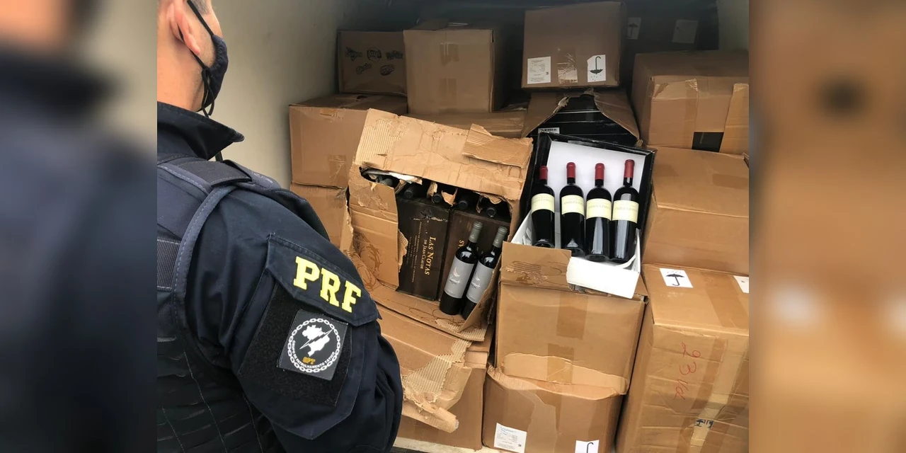 PRF apreende carga com 2 mil garrafas de vinho em Irati