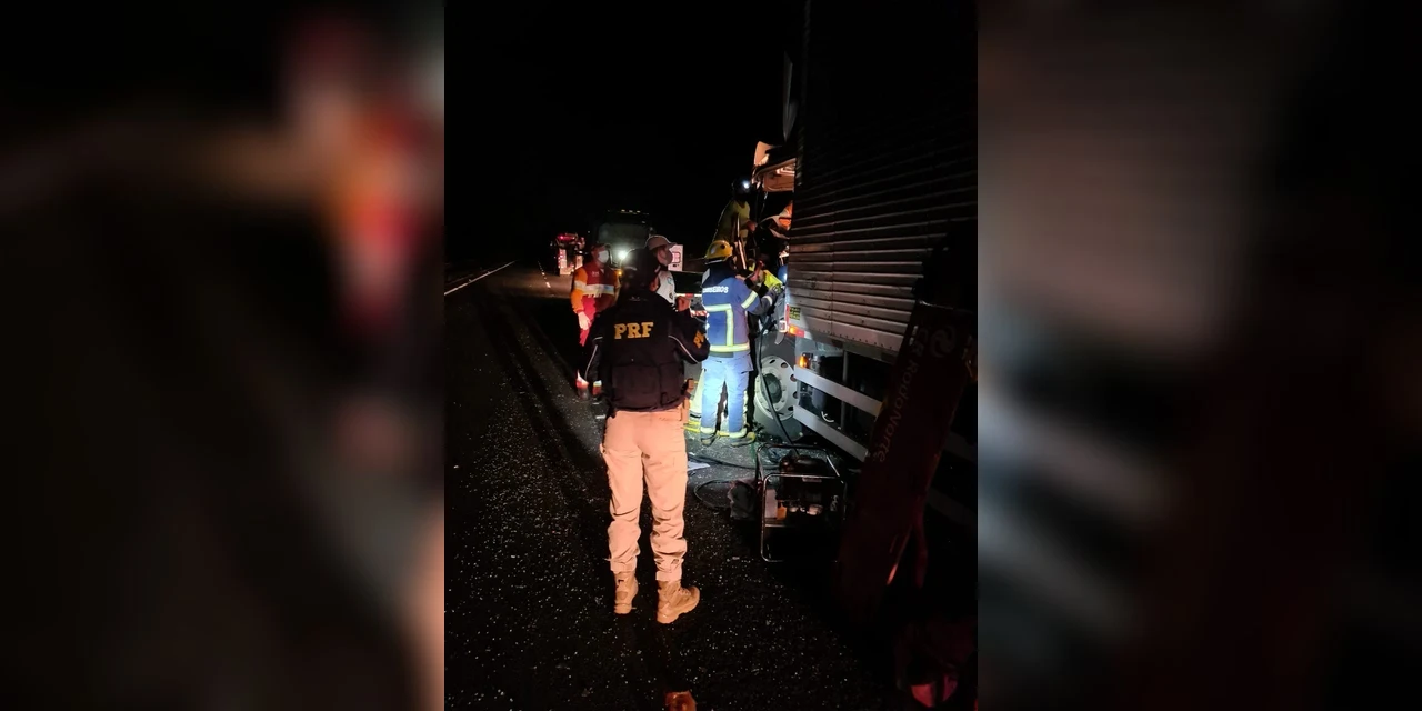Motorista fica preso nas ferragens após colisão na BR-376 na madrugada desta segunda (22)