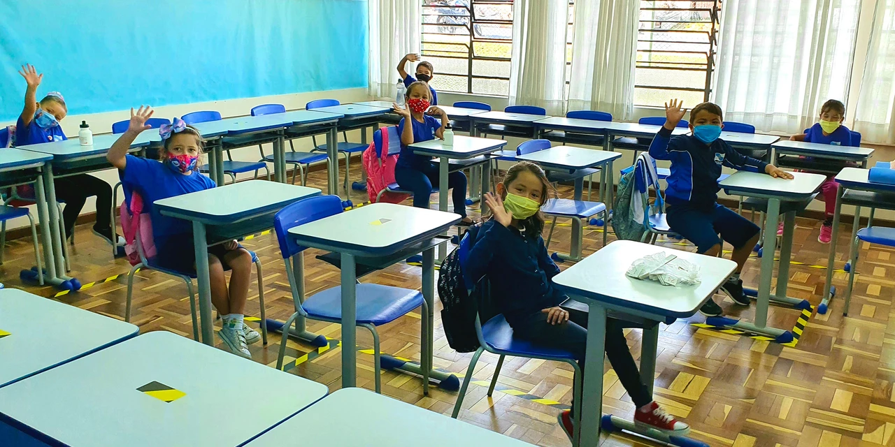 Fotos: Alunos das escolas municipais de PG voltam às aulas respeitando novas regras