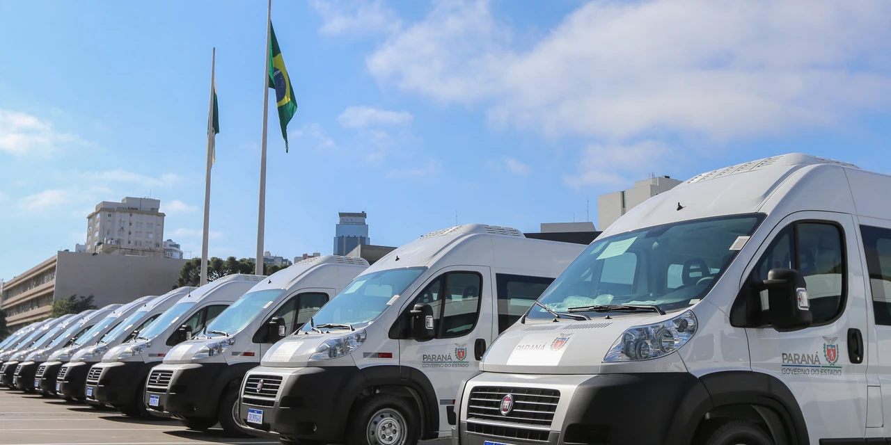 Governo do Paraná entrega vans para agilizar o transporte de pacientes de 45 municípios