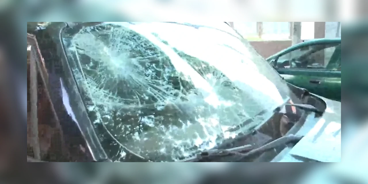 Motorista com sinais de embriaguez tem o carro depredado depois de colidir em outros três veículos