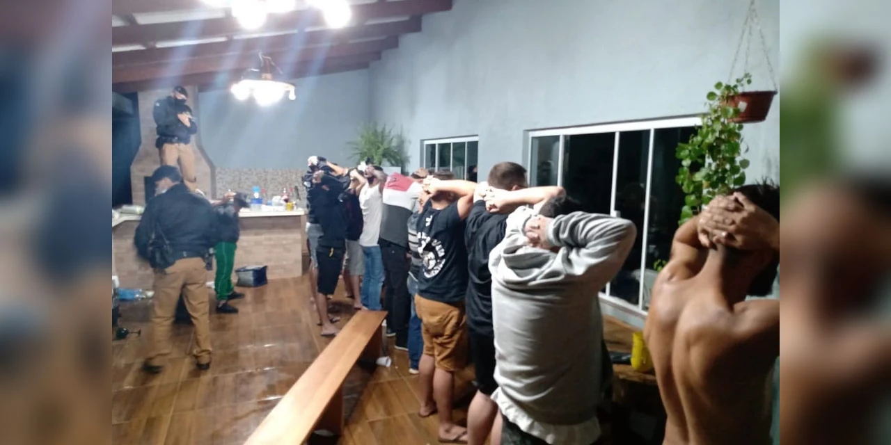 Policiais encerram festa rave clandestina no interior do Paraná