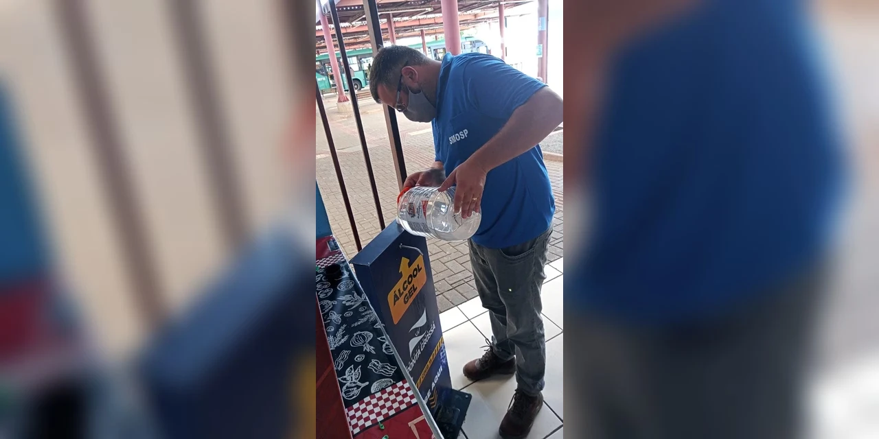 Prefeitura de PG renova estoque de álcool gel nos terminais do transporte público