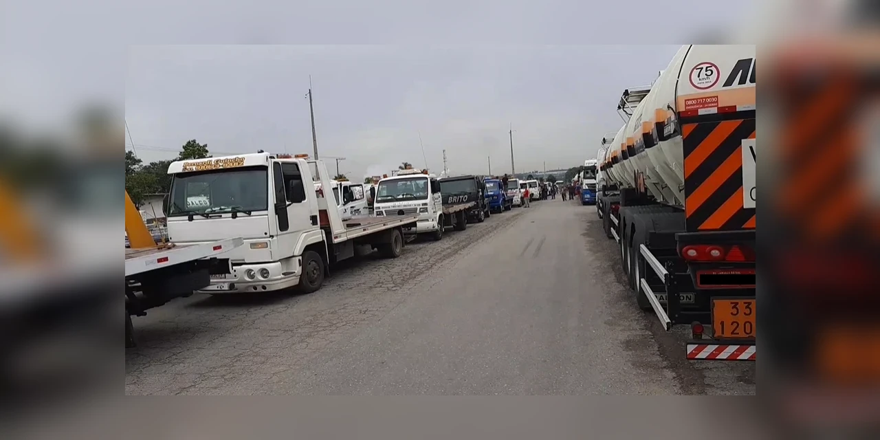 Caminhoneiros protestam contra aumento do diesel no Paraná