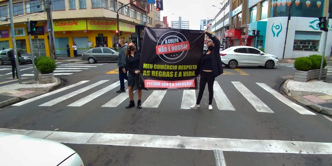 Vídeo: Empresários de PG protestam contra fechamento do comércio
