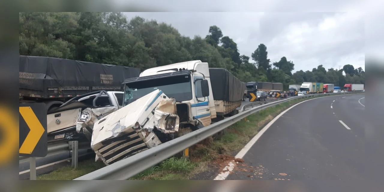 Caminhão tomba na BR-376 e sete veículos se envolvem em engavetamento; veja as fotos