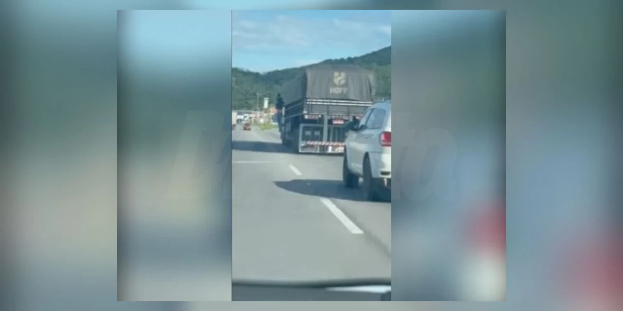 Vídeo: Apresentadora da RicTV flagra acidente na BR-101 e se desespera com atitude de caminhoneiro