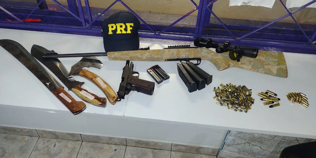 Durante atendimento de acidente, PRF apreende armas de fogo,armas brancas e munições