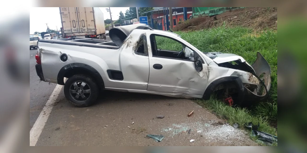 Fotos: Veículo roda na pista, é atingido por caminhão e causa segundo acidente na BR-376