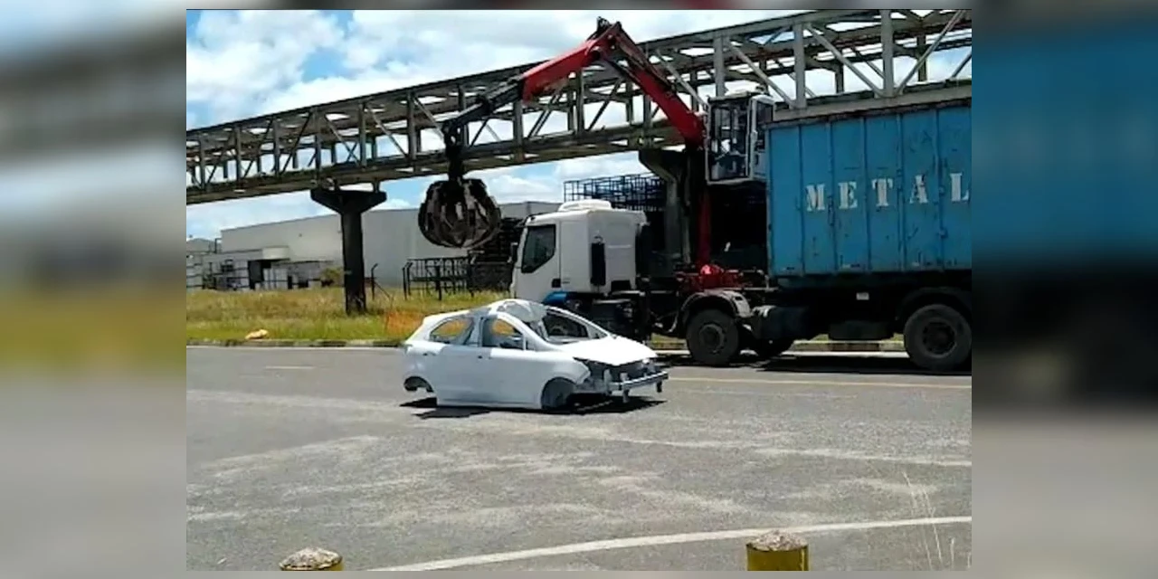 Vídeo: Após fim da produção no Brasil, Ford destrói 900 carros inacabados