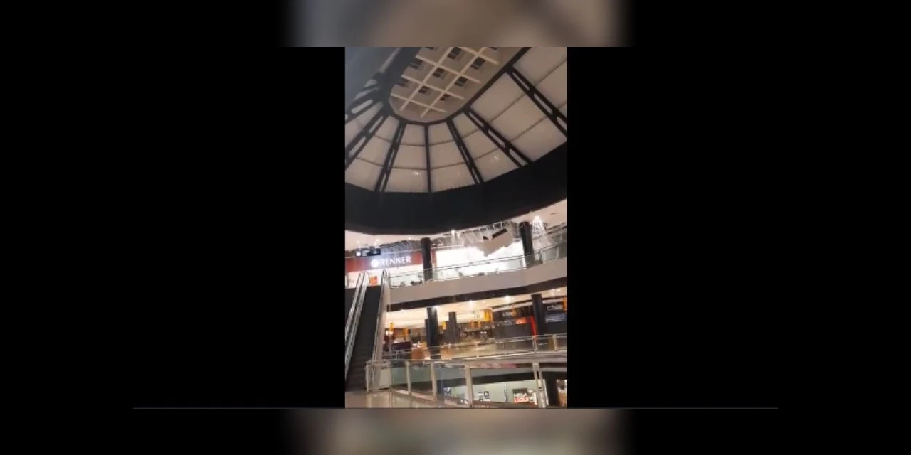 Vídeo: Teto de shopping desaba após chuva forte; assista