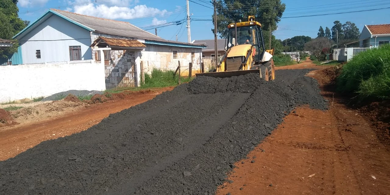 Prefeitura inicia obras de pavimentação em ruas de Uvaranas