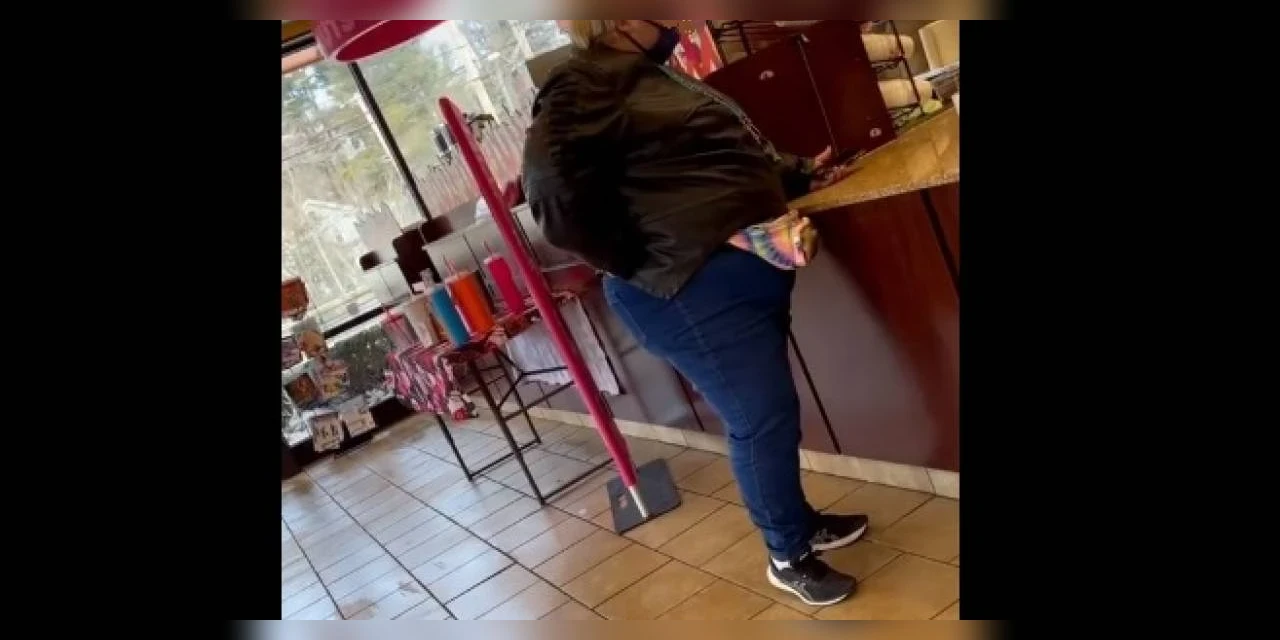 Vídeo: Mulher gera confusão em restaurante ao argumentar com atendente que uma dúzia é igual a 50; assista
