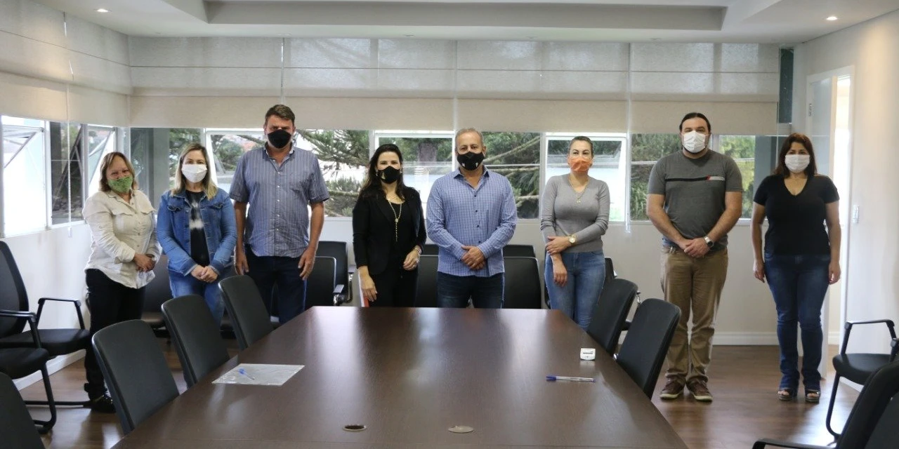 Moacyr assina repasse de R$ 1,9 milhão para entidades sociais de Castro