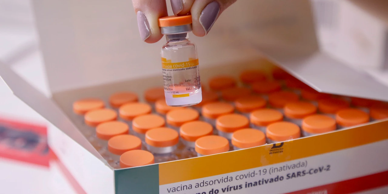 Estudos indicam que CoronaVac é eficaz contra três variantes do coronavírus