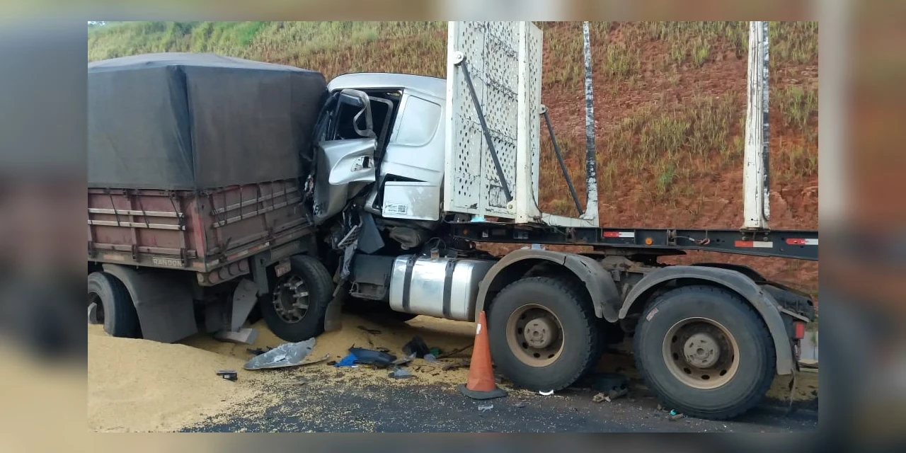 Fotos: Acidente entre caminhões deixa motorista preso nas ferragens por duas horas na BR-376