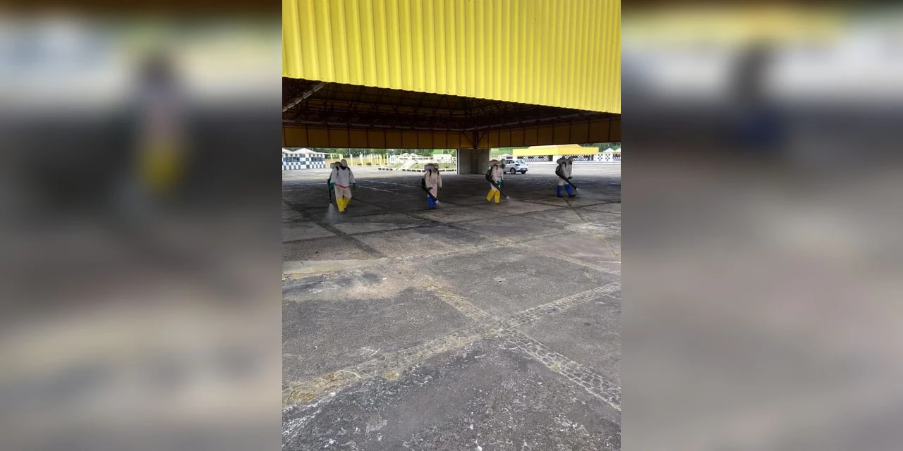 Fotos: Centro de Eventos passa por sanitização para receber drive-thru da vacina neste sábado (13)