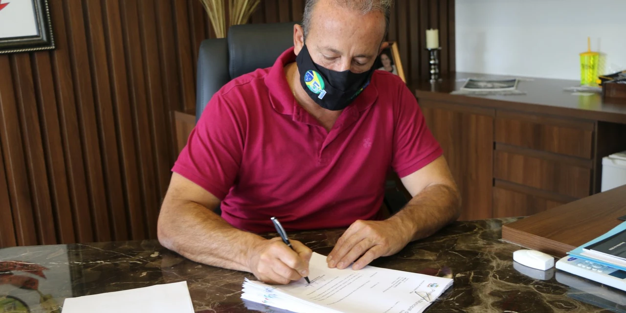 Moacyr sanciona lei para comprar vacina contra a COVID-19 em Castro