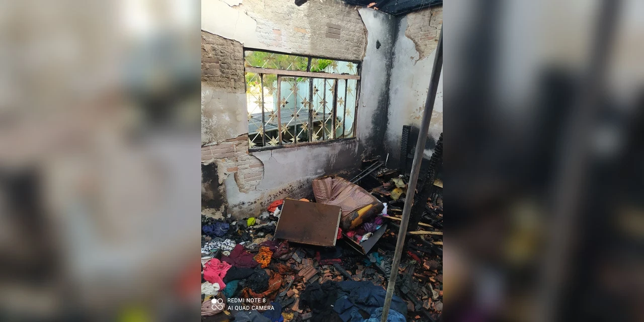 Imagens revelam perda total após vizinho incendiar residência; casal de idosos pede ajuda para recomeçar