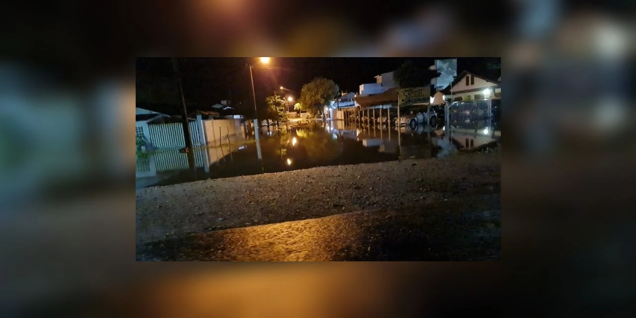 Temporal causa estragos e alagamentos em Matinhos neste domingo (14)
