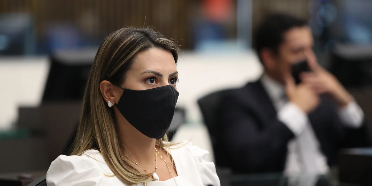 Mabel Canto destina ambulância para o município de Carambeí