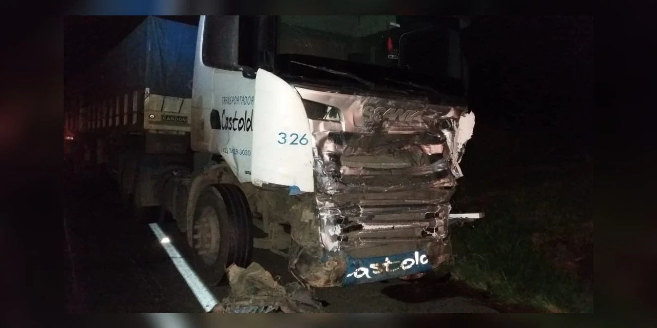 Fotos: Colisão frontal envolvendo caminhão e caminhonete deixa vítima fatal em Imbituva