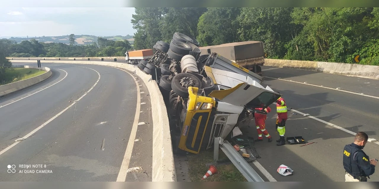 Fotos: Motorista morre preso às ferragens após caminhão tombar na BR-376 em Tibagi