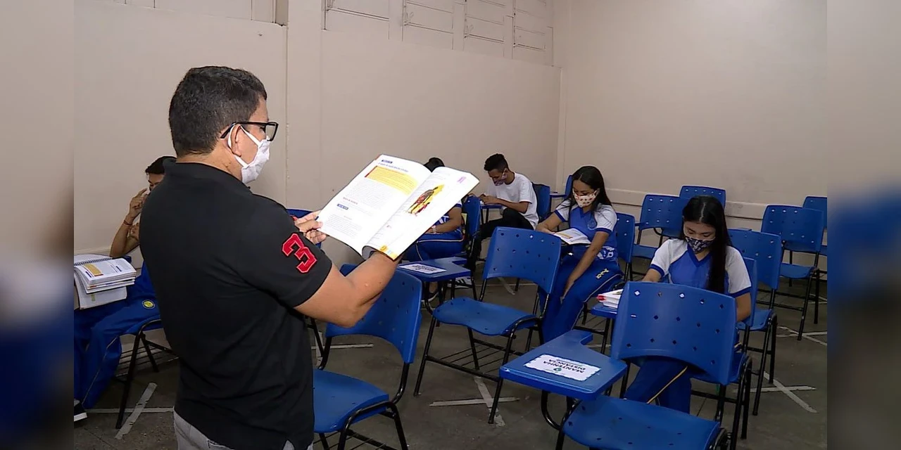 Ministro da Educação reforça pedido para imunização de professores