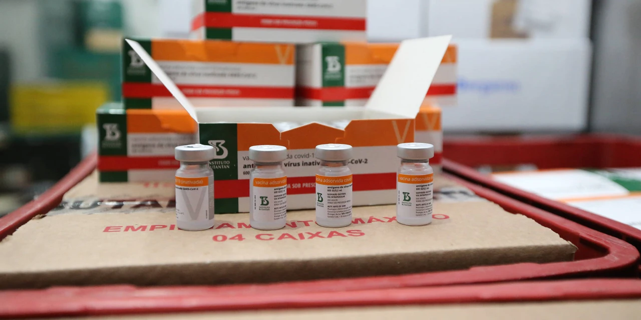 Paraná recebe 258,4 mil doses de vacinas contra COVID-19 nesta terça (16)