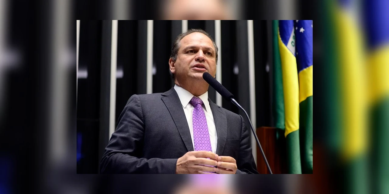 Artigo: Deputado Ricardo Barros, líder do governo, convenceu Bolsonaro que, se ele não mudar a postura em relação a pandemia, a popularidade vai continuar despencando