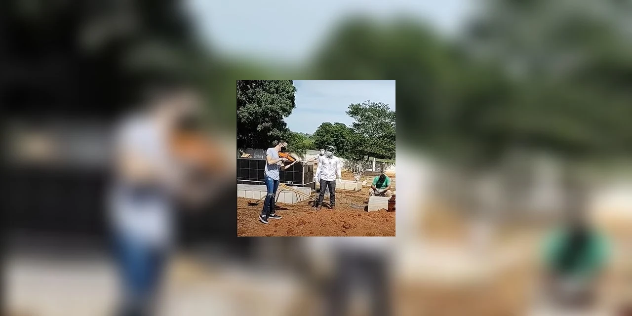 Vídeo: Filho toca violino no enterro da mãe, vítima da COVID-19, e emociona na internet