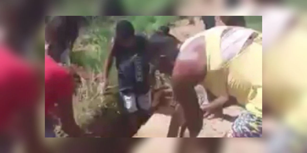 Vídeo: Falta de coveiros faz filhos cavar a cova da própria mãe