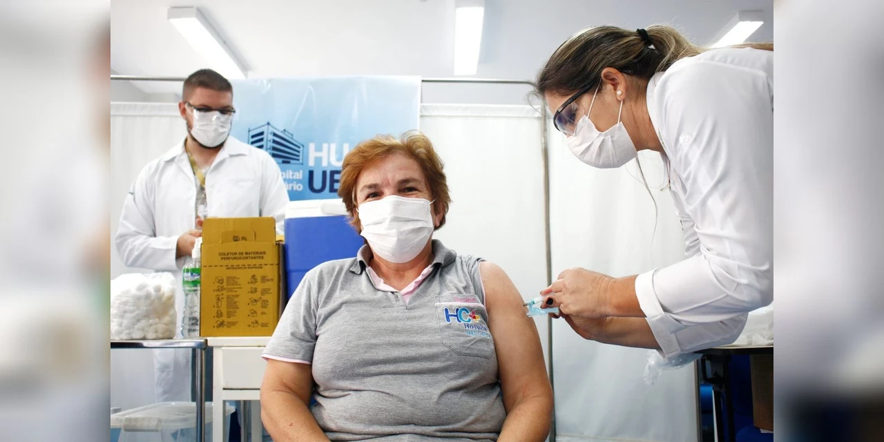 Vacinação de idosos protege grupo mais afetado pela COVID-19, afirma especialista da UEPG