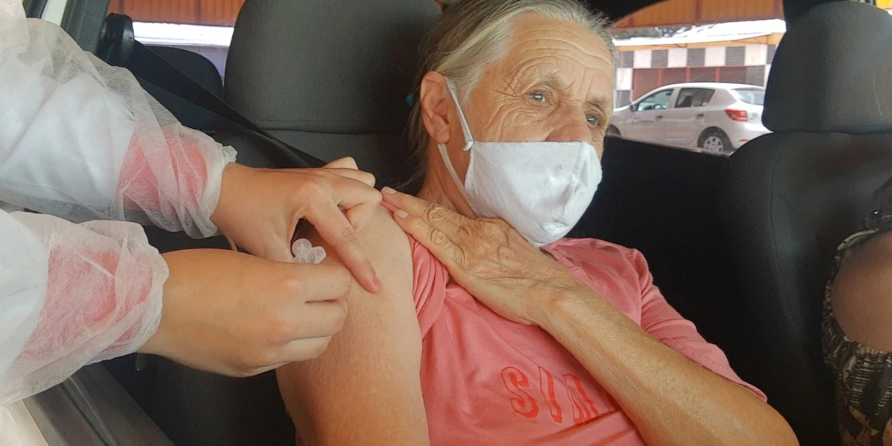 Fotos: Mais de 3,7 mil pessoas são vacinadas durante mutirão deste sábado (20) em PG