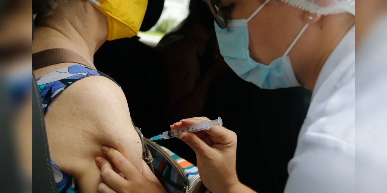 Idosos entre 75 e 78 anos recebem 1ª dose da vacina nesta quarta (24) em PG