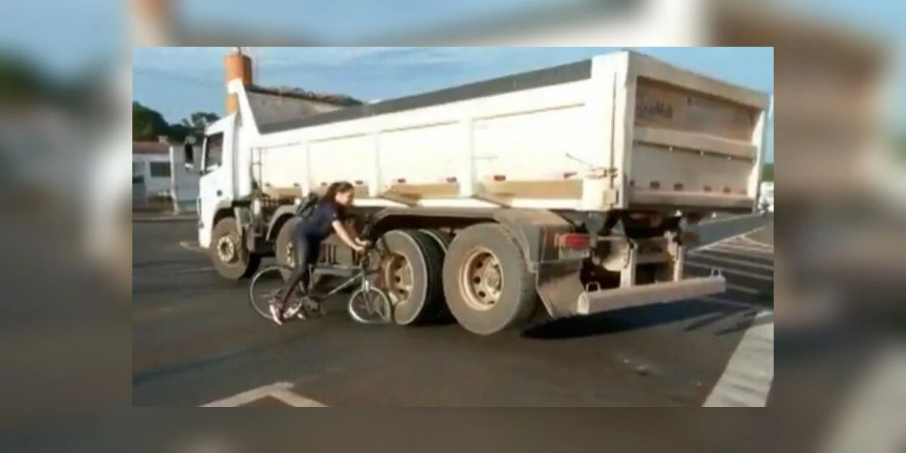 Vídeo: Jovem é quase atropelada duas vezes durante jornal ao vivo no Paraná; assista