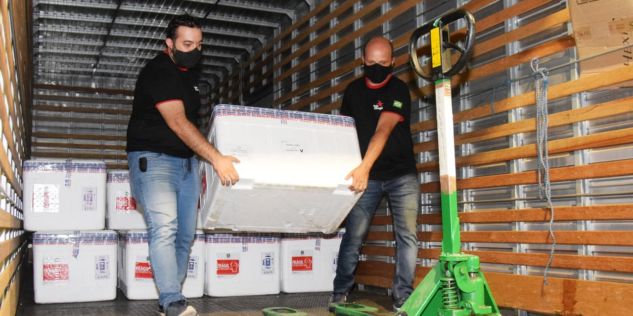 Paraná recebe mais 227,4 mil doses de vacina contra COVID-19 nesta sexta (26)