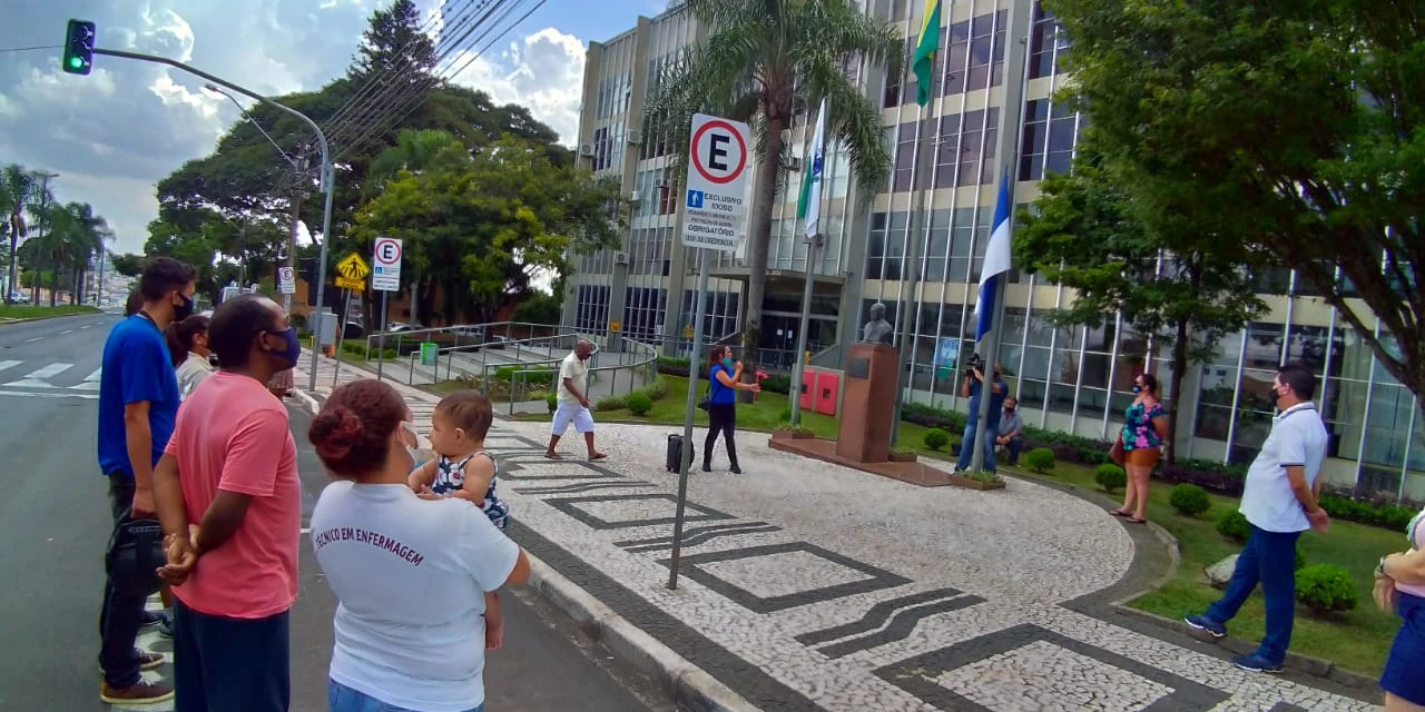 Vídeo: Funcionários da VCG protestam em frente à Prefeitura de PG