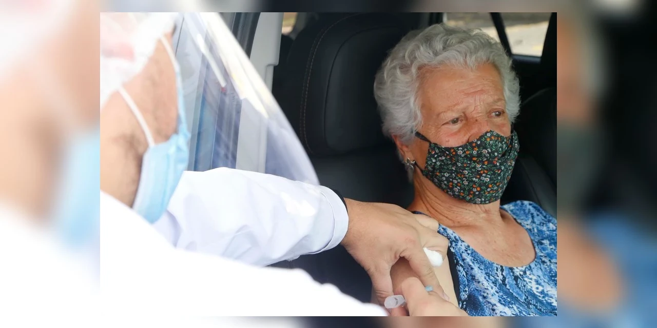Vacinação de idosos de 71 e 72 anos acontece neste domingo (28) em PG