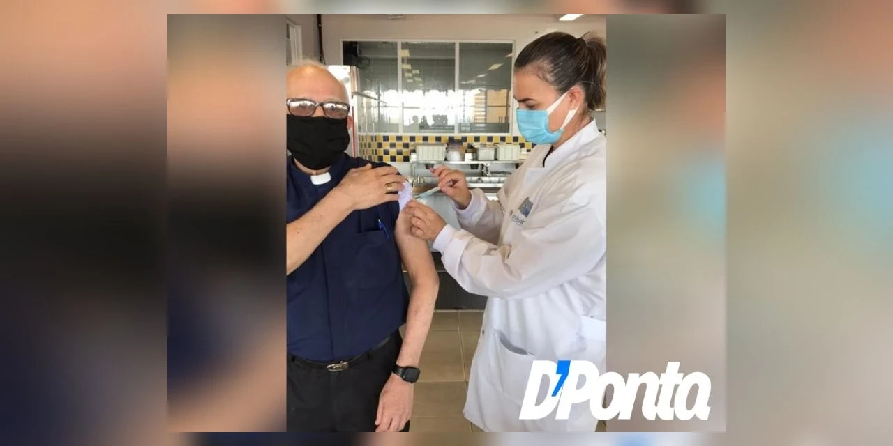Bispo Dom Sergio Arthur Braschi é vacinado contra a COVID-19 em PG