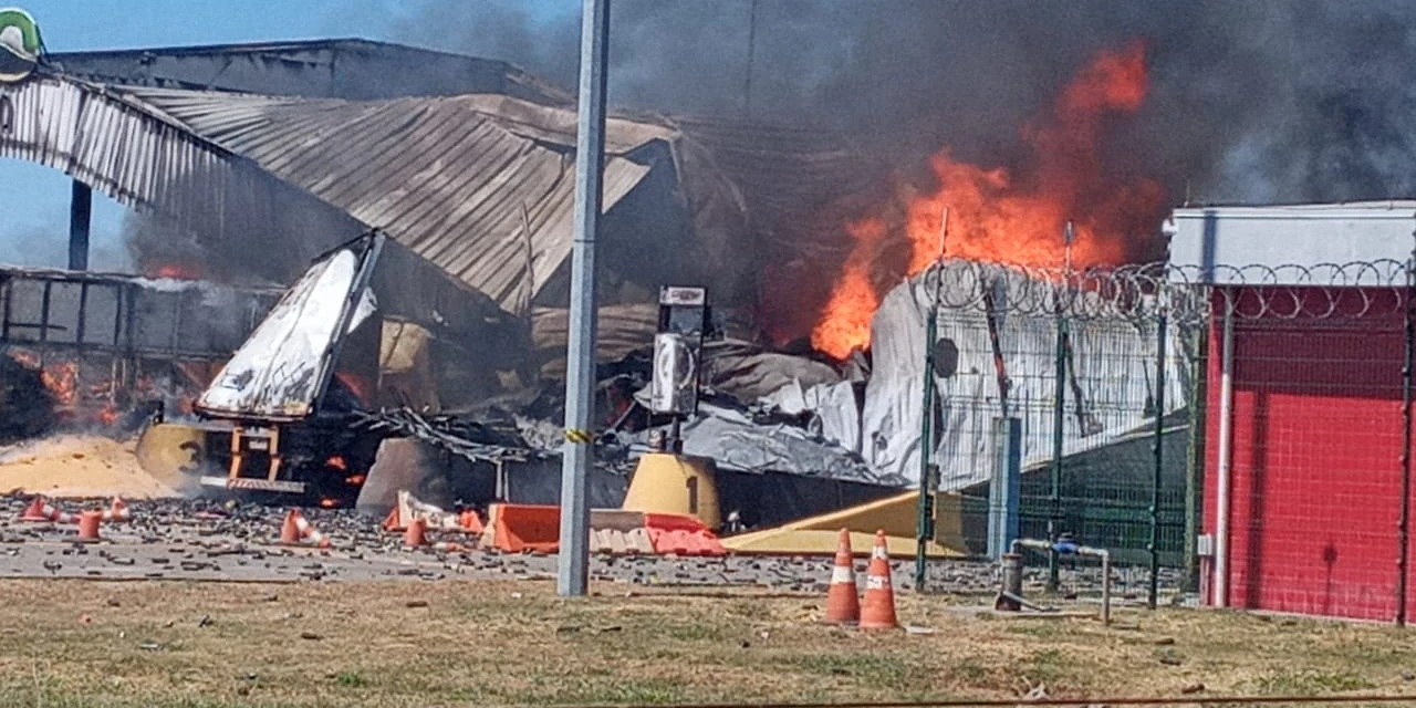 Vídeo: Acidente entre caminhões incendeia praça de pedágio e deixa quatro mortos; imagens impressionam