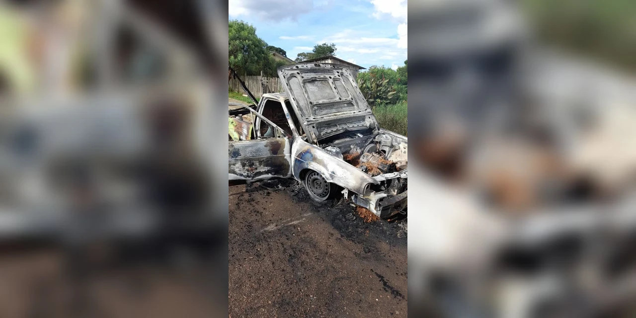 Incêndio destrói carro no bairro Neves neste domingo (28)