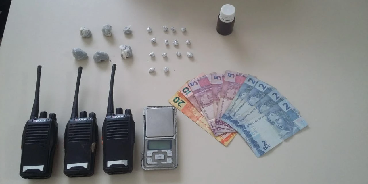 PM prende homem com drogas e rádios comunicadores no bairro Ronda