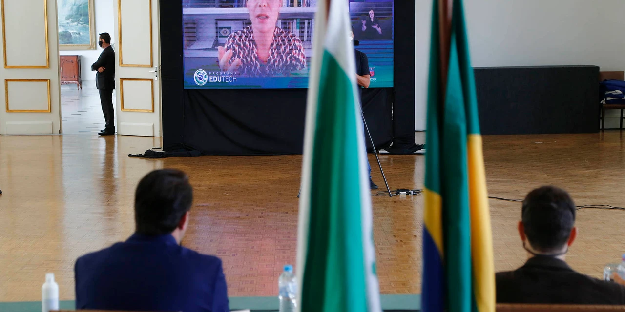 Cursos gratuitos de programação são ofertados pelo Governo do Paraná para 65 mil alunos