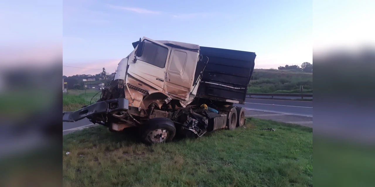 Fotos: Cinco caminhões se envolvem em engavetamento na BR-376 em PG