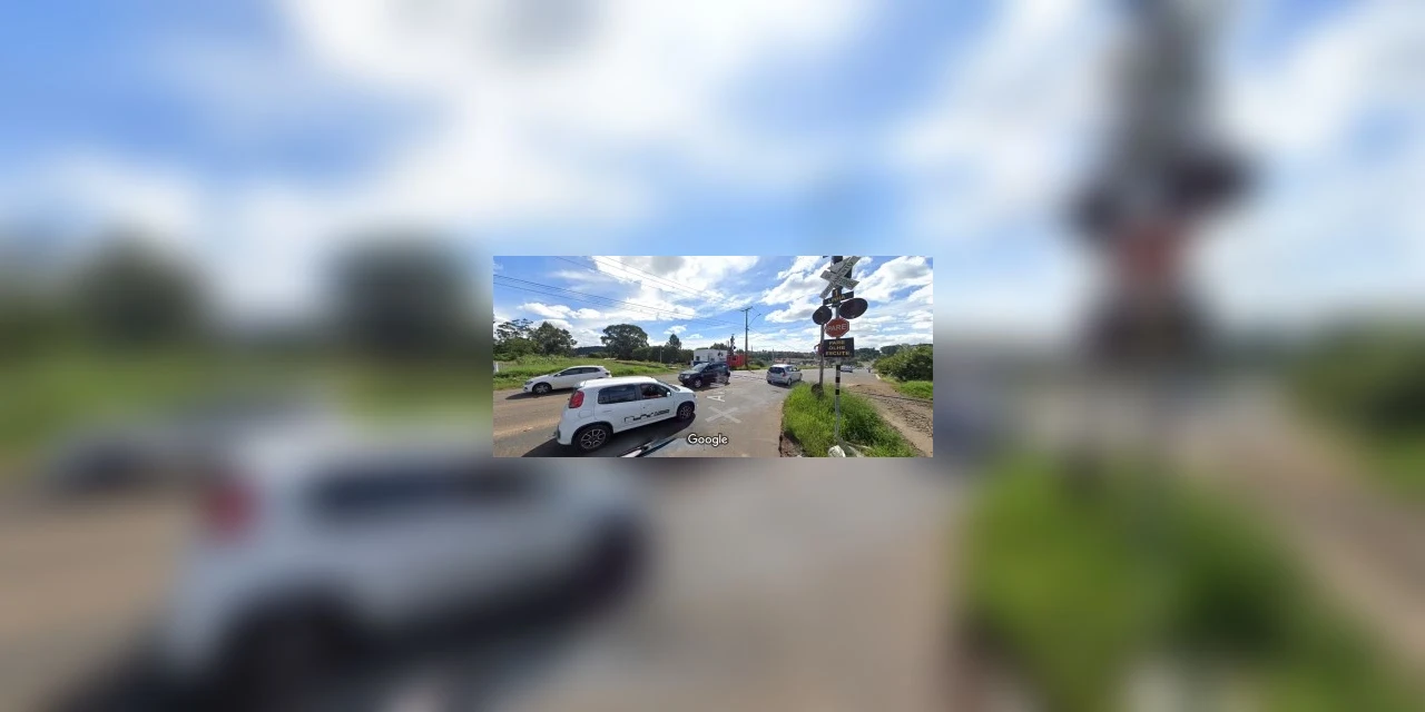 Motorista fica ferido após ter veículo atingido por trem na Avenida Monteiro Lobato