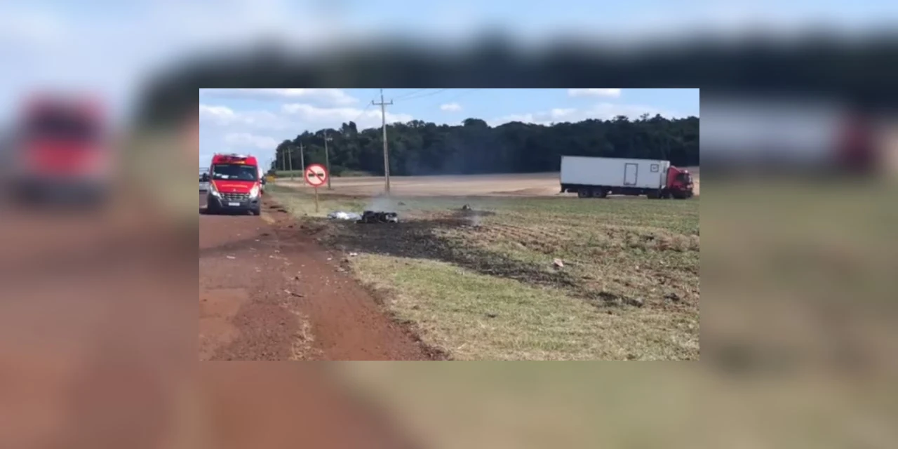 Vídeo: Após ultrapassagem, moto bate de frente em caminhão e explode no Paraná