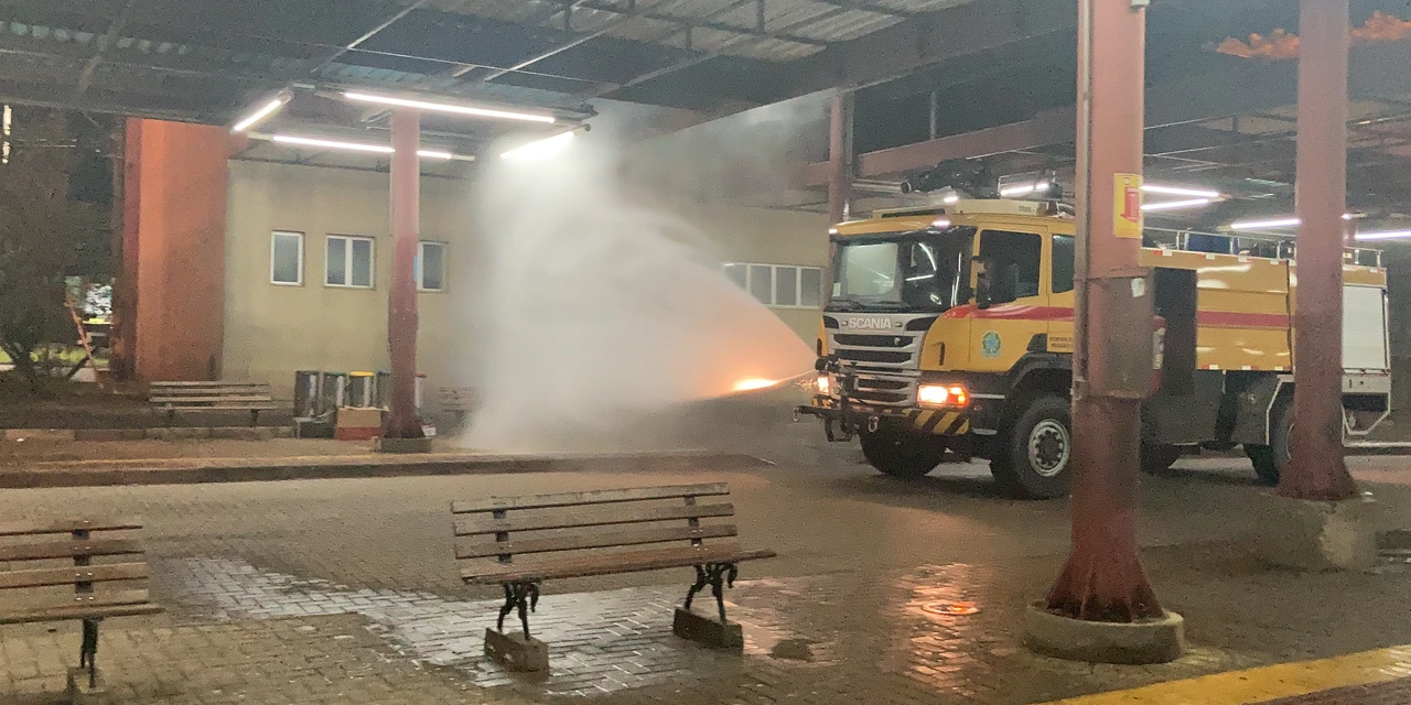 Fotos: Prefeitura realiza sanitização de terminais do transporte coletivo e capela mortuária municipal