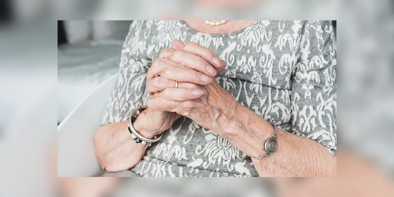 Idosa entrega bilhete ao ser vacinada e denuncia maus-tratos da filha