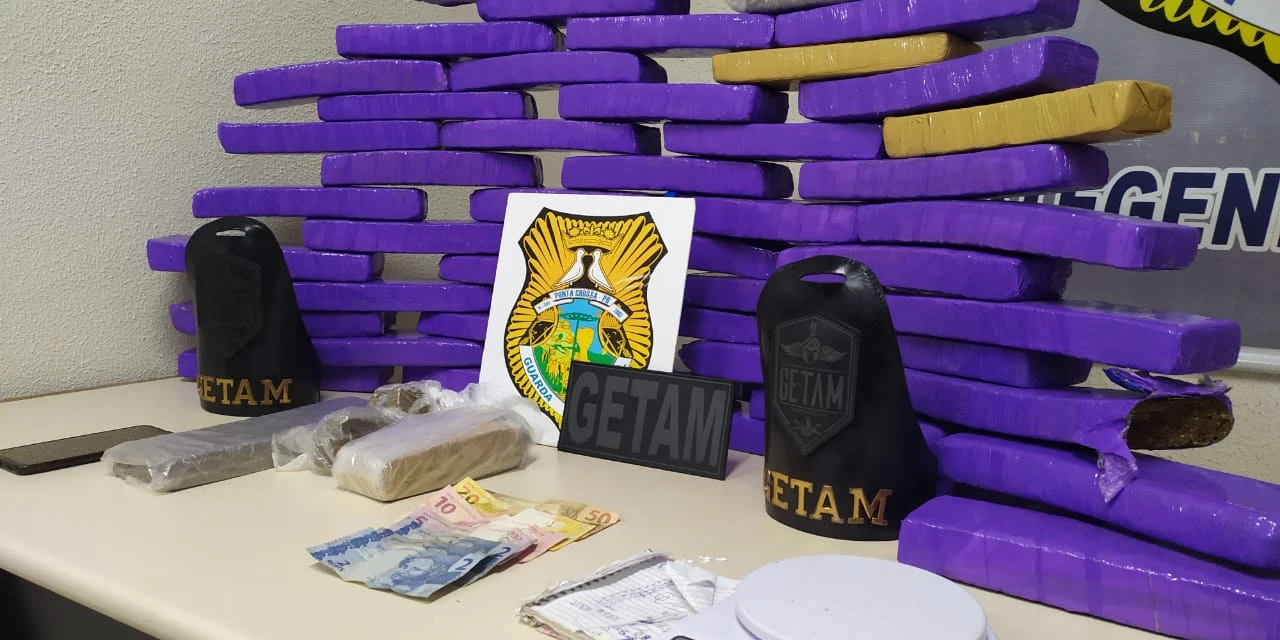 Após tentar despistar equipe, GM descobre carro com 35kg de maconha em PG